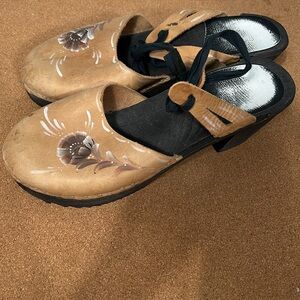 Women’s Hand Painted tan leather wooden platform clogs size 40- US 9.5